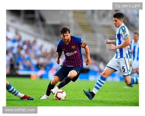 足球明星在镜子前的独特瞬间展现自我风采与魅力的精彩瞬间 足球明星在镜子前的独特瞬间展现自我风采与魅力的精彩瞬间