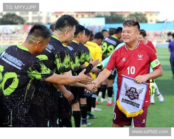 与足球明星共舞绿茵场的奇妙旅程与心灵碰撞